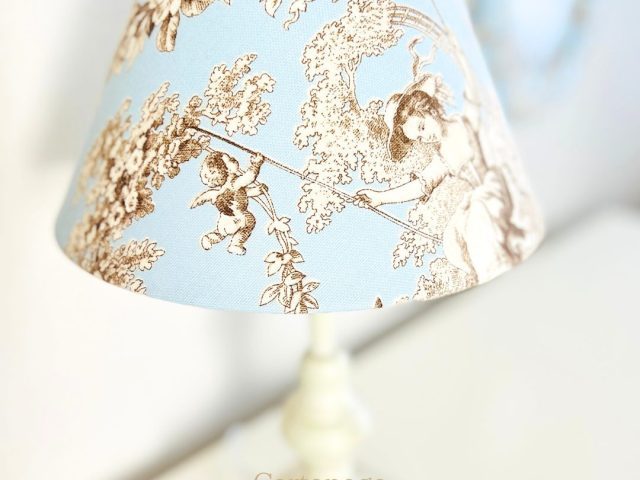 生徒さんの作品。ブルーのトワル・ド・ジュイ柄が印象的なランプシェード。